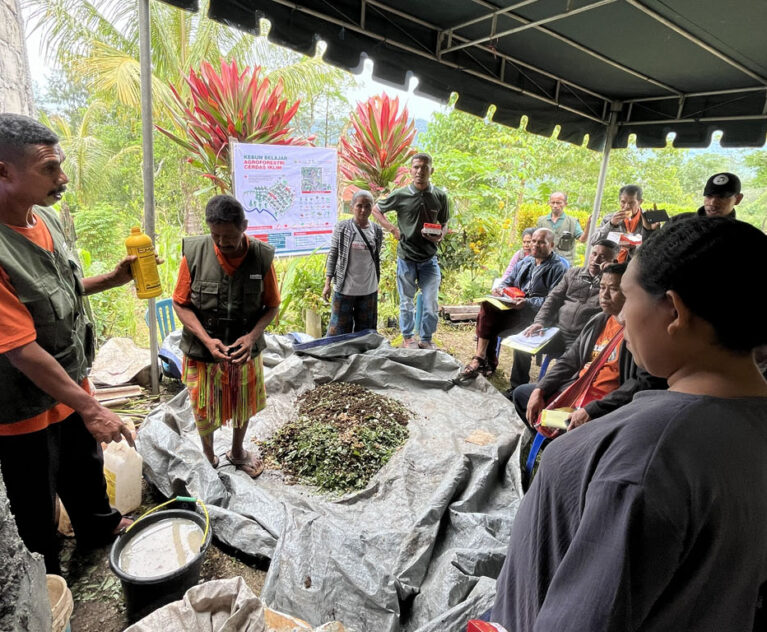 Bapak Fredik Baitanu adalah Ketua Kelompok Usaha Netpala Organik yang berasal dari Desa Netpala, Kecamatan Mollo Utara, Kabupaten Timor Tengah Selatan (TTS). Ia memimpin kelompok usaha pupuk organik yang beranggotakan 11 orang, terdiri dari 4 perempuan dan 7 laki-laki. Kelompok Usaha Netpala Organik, yang resmi didirikan pada 2 Juli 2024, merupakan salah satu kelompok usaha yang pembentukannya didampingi oleh ICRAF melalui program Land4Lives.