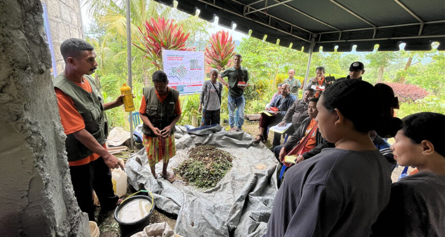 Bapak Fredik Baitanu adalah Ketua Kelompok Usaha Netpala Organik yang berasal dari Desa Netpala, Kecamatan Mollo Utara, Kabupaten Timor Tengah Selatan (TTS). Ia memimpin kelompok usaha pupuk organik yang beranggotakan 11 orang, terdiri dari 4 perempuan dan 7 laki-laki. Kelompok Usaha Netpala Organik, yang resmi didirikan pada 2 Juli 2024, merupakan salah satu kelompok usaha yang pembentukannya didampingi oleh ICRAF melalui program Land4Lives.