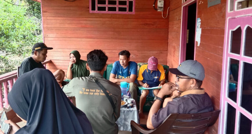 Akses jalan yang begitu jauh menuju kota Watampone menjadi masalah besar bagi warga Lamoncong,hasil bumi seperti buah-buhan,jagung,kelapa,kemiri dan hasil sayuran,sehingga hasil bumi hanya dikonsumsi dan dibagikan ke sanak saudara.