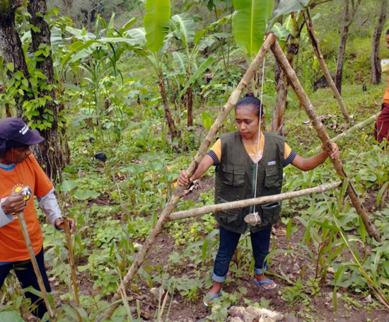Di Desa Lelobatan, Miranda Lake membuktikan bahwa usia muda bukanlah penghalang untuk menjadi pelopor perubahan dalam pertanian. Di tengah tantangan lahan yang berbukit dan curah hujan yang tidak menentu, ia memilih untuk tidak menyerah pada kondisi alam. Sebaliknya, ia terus belajar dan mencoba berbagai cara agar lahannya tetap produktif sekaligus terjaga untuk masa depan.
