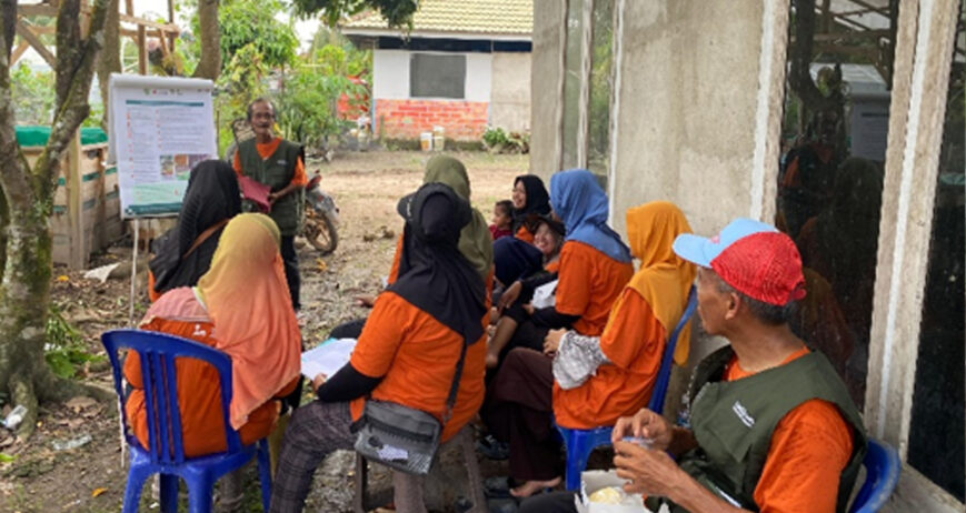 Pak Sarikun, atau yang biasa dipanggil Mbah Ikun oleh warga sekitar, adalah seorang petani dari Desa Ganesha Mukti, Kecamatan Banyuasin, Sumatera Selatan. Usianya sudah 65 tahun, tapi semangatnya untuk terus belajar dan berbuat baik lewat pertanian tidak pernah surut. Ia tinggal bersama keluarganya, dan dari halaman rumah yang tidak begitu luas, sekitar 5 x 10 meter, beliau membuktikan bahwa berkebun tidak selalu butuh lahan besar. Yang paling penting adalah kemauan, konsistensi, dan rasa peduli terhadap lingkungan.