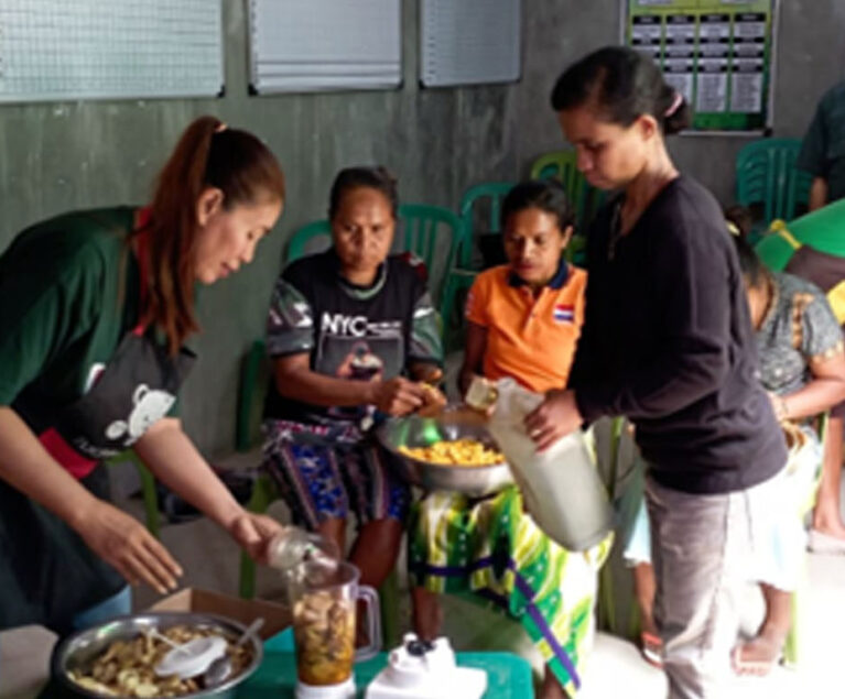 Memulai sebuah usaha tidaklah mudah. Apalagi dilakukan secara bersama-sama dalam sebuah kelompok usaha. Ini dialami Ibu Trisnawati, seorang ibu rumah tangga yang juga adalah istri Kepala Desa Hoi di Kecamatan Oenino, Kabupaten Timor Tengah Selatan. Trisnawati juga sebagai Ketua Kelompok Usaha Hidup Oleh Iman Desa Hoi.