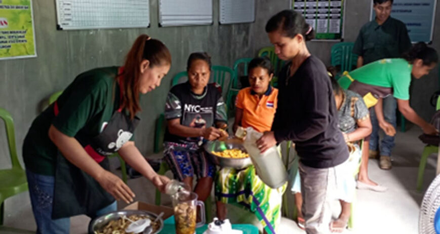 Memulai sebuah usaha tidaklah mudah. Apalagi dilakukan secara bersama-sama dalam sebuah kelompok usaha. Ini dialami Ibu Trisnawati, seorang ibu rumah tangga yang juga adalah istri Kepala Desa Hoi di Kecamatan Oenino, Kabupaten Timor Tengah Selatan. Trisnawati juga sebagai Ketua Kelompok Usaha Hidup Oleh Iman Desa Hoi.