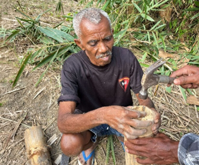 Bagi Bapak Yusman Tanesi dan kelompok, musim kemarau bukan alasan untuk menyerah pada keterbatasan air. Sebagai petani di Desa Nunbena, ia memahami betul bagaimana sulitnya mempertahankan tanaman tetap tumbuh saat curah hujan berkurang dan sumber air semakin terbatas. Kondisi tersebut sering menjadi tantangan yang dihadapi banyak petani, bahkan tidak jarang menyebabkan tanaman layu dan hasil panen menurun.