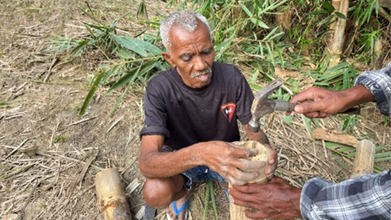 Anggota kelompok membuat irgasi tetes dari bambu, (Sumber : Romadhona Hartiyadi)
