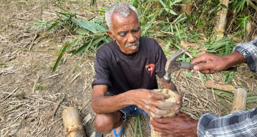 Bagi Bapak Yusman Tanesi dan kelompok, musim kemarau bukan alasan untuk menyerah pada keterbatasan air. Sebagai petani di Desa Nunbena, ia memahami betul bagaimana sulitnya mempertahankan tanaman tetap tumbuh saat curah hujan berkurang dan sumber air semakin terbatas. Kondisi tersebut sering menjadi tantangan yang dihadapi banyak petani, bahkan tidak jarang menyebabkan tanaman layu dan hasil panen menurun.