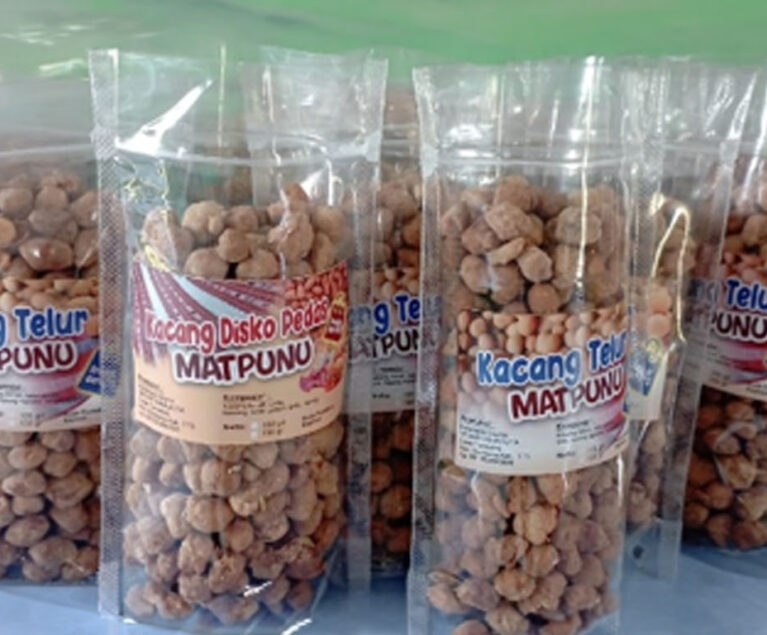 Komoditi kacang tanah merupakan salah satu sumber penghasilan masyarakat di Desa Taneotob Kecamatan Nunbena. Bukan hanya Desa Taneotob, tetapi hampir semua desa di wilayah Mollo bagian barat mengusahakan tanaman kacang tanah. Hasil panen kacang tanah umumnya dijual dalam bentuk bahan baku/bahan mentah pasca panen.