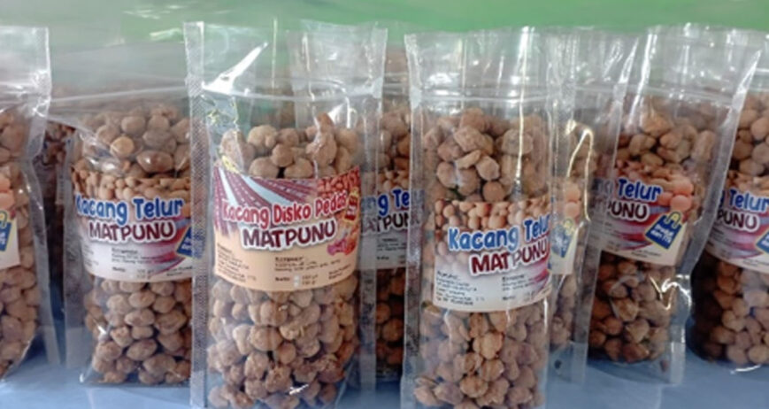 Komoditi kacang tanah merupakan salah satu sumber penghasilan masyarakat di Desa Taneotob Kecamatan Nunbena. Bukan hanya Desa Taneotob, tetapi hampir semua desa di wilayah Mollo bagian barat mengusahakan tanaman kacang tanah. Hasil panen kacang tanah umumnya dijual dalam bentuk bahan baku/bahan mentah pasca panen.