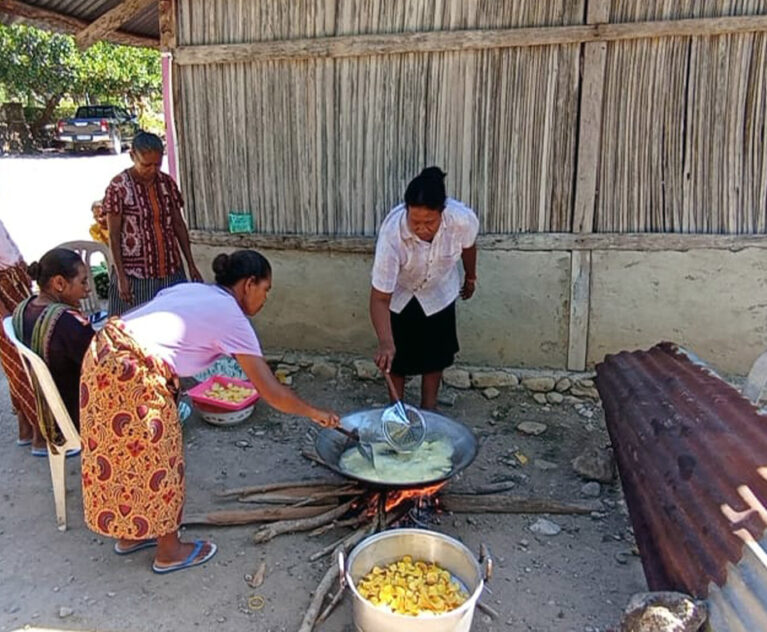 Kelompok Usaha Eon Mathonis yang terletak di Desa Neke, Kecamatan Oenino, Kabupaten Timor Tengah Selatan (TTS), merupakan salah satu kelompok usaha yang difasilitasi pembentukannya oleh ICRAF melalui program Land4Lives. Kelompok usaha ini dipimpin oleh Mama Debri Puai dan terdiri dari 29 anggota, seluruhnya perempuan. Mayoritas anggota kelompok ini adalah ibu rumah tangga yang juga bekerja sebagai petani.