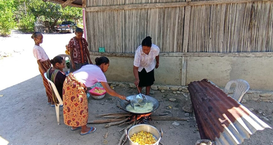 Kelompok Usaha Eon Mathonis yang terletak di Desa Neke, Kecamatan Oenino, Kabupaten Timor Tengah Selatan (TTS), merupakan salah satu kelompok usaha yang difasilitasi pembentukannya oleh ICRAF melalui program Land4Lives. Kelompok usaha ini dipimpin oleh Mama Debri Puai dan terdiri dari 29 anggota, seluruhnya perempuan. Mayoritas anggota kelompok ini adalah ibu rumah tangga yang juga bekerja sebagai petani.